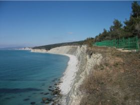 Ограда виноградников в районе села Дивноморское. Фото:ewnc.org 