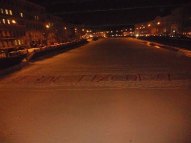 Надпись "Везде мусор (а)!?". Фото: cherno-sliv.livejournal.com