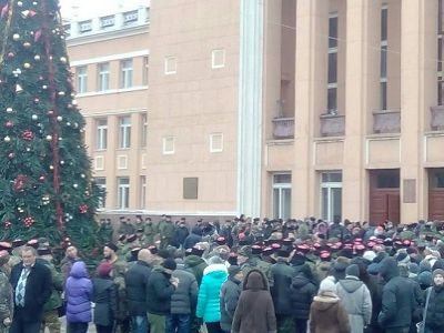 Похороны главаря боевиков г. Стаханов П.Дремова под новогодней елкой, 15.12.15. Источник - www.politnavigator.net