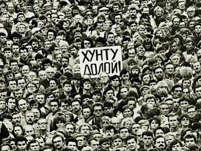 Митинг на Дворцовой, 20.8.91, СПб. Фото: ru.rfi.fr