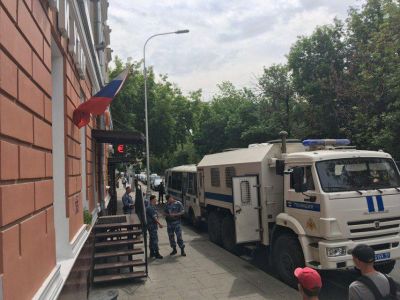 Автозаки на Чистых прудах, где должна была 12.6.19 начаться акция против силового беспредела. Фото: "МБХ медиа"