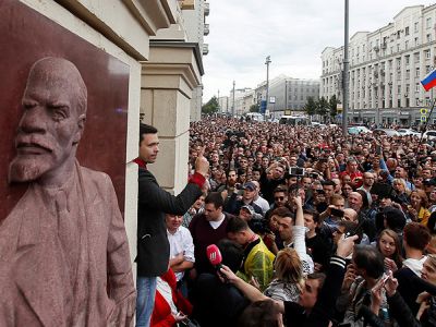 Илья Яшин с активистами на митинге в Москве 14 июля 2019 года. Фото: Reuters