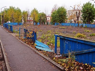 Заброшенная хокейная коробка. Фото: Александр Воронин, Каспаров.Ru