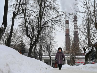 Женщина на одной из улиц в Подольске. Фото: Рамиль Ситдиков / РИА Новости