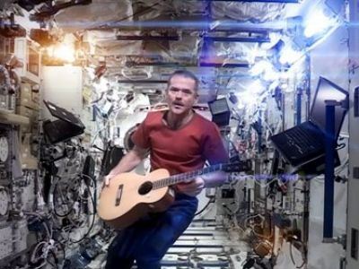 Крис Хэдфилд на МКС. Фото: www.beatles.ru